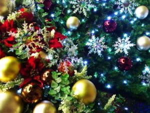 クリスマスツリーを安く買う方法！おすすめや値下げ時期 セットかバラ